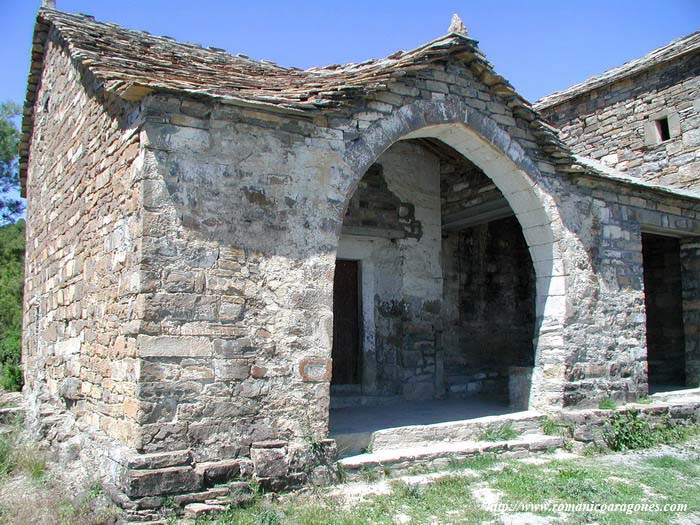 ARCADA DEL PORCHE MODERNO Y LUGAR DE LA PORTADA ORIGINAL EN MURO SUR